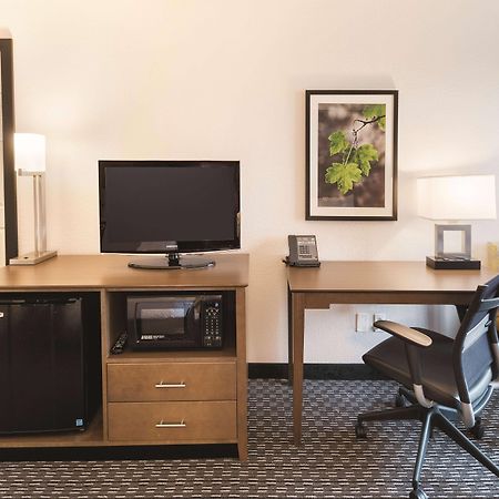 La Quinta By Wyndham Arlington North 6 Flags Dr Hotel Buitenkant foto
