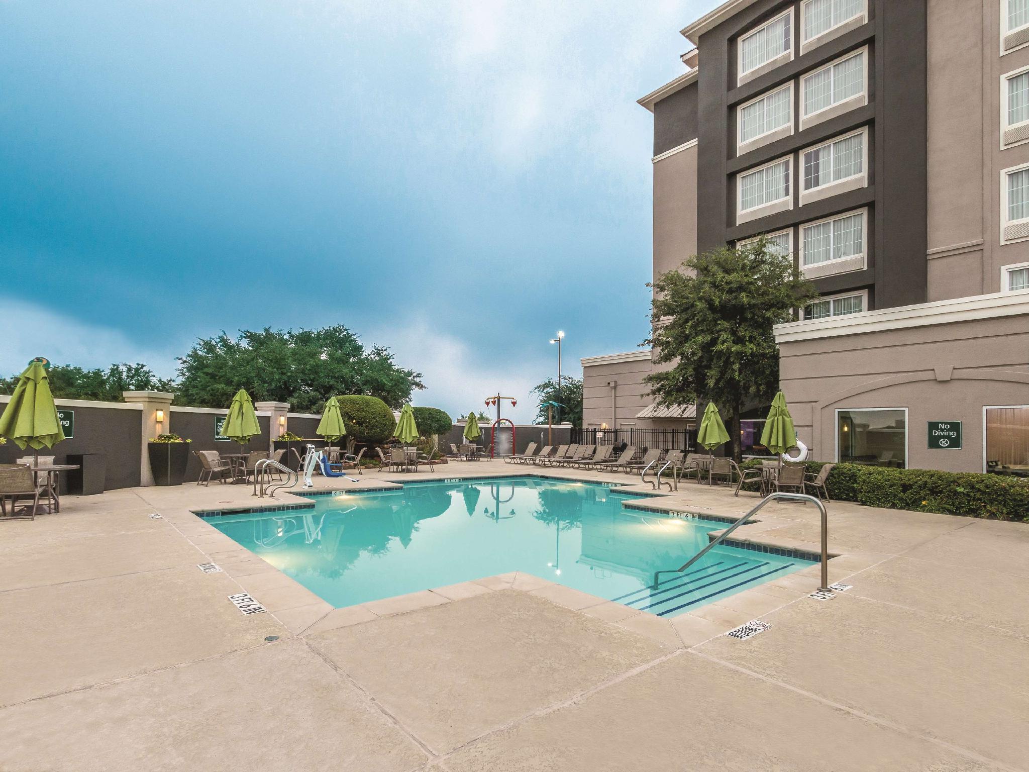 La Quinta By Wyndham Arlington North 6 Flags Dr Hotel Buitenkant foto